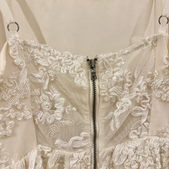 Alice + Olivia White Mini Floral Embroidered Dress (Size 2) - Picture 9 of 9